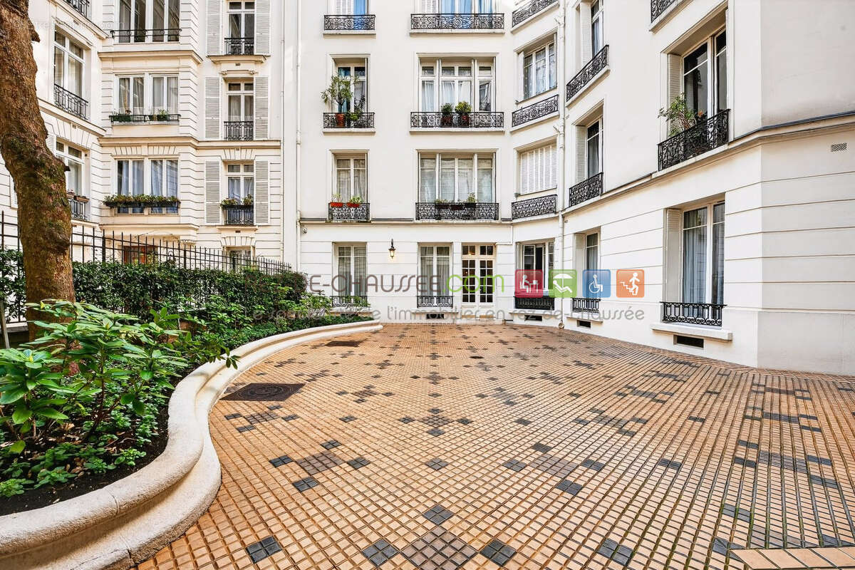Appartement à PARIS-16E