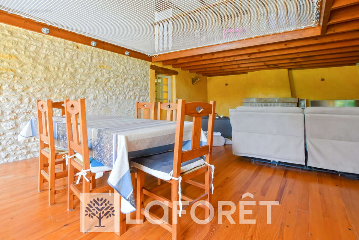 Maison à SAINT-GENIS-DE-SAINTONGE