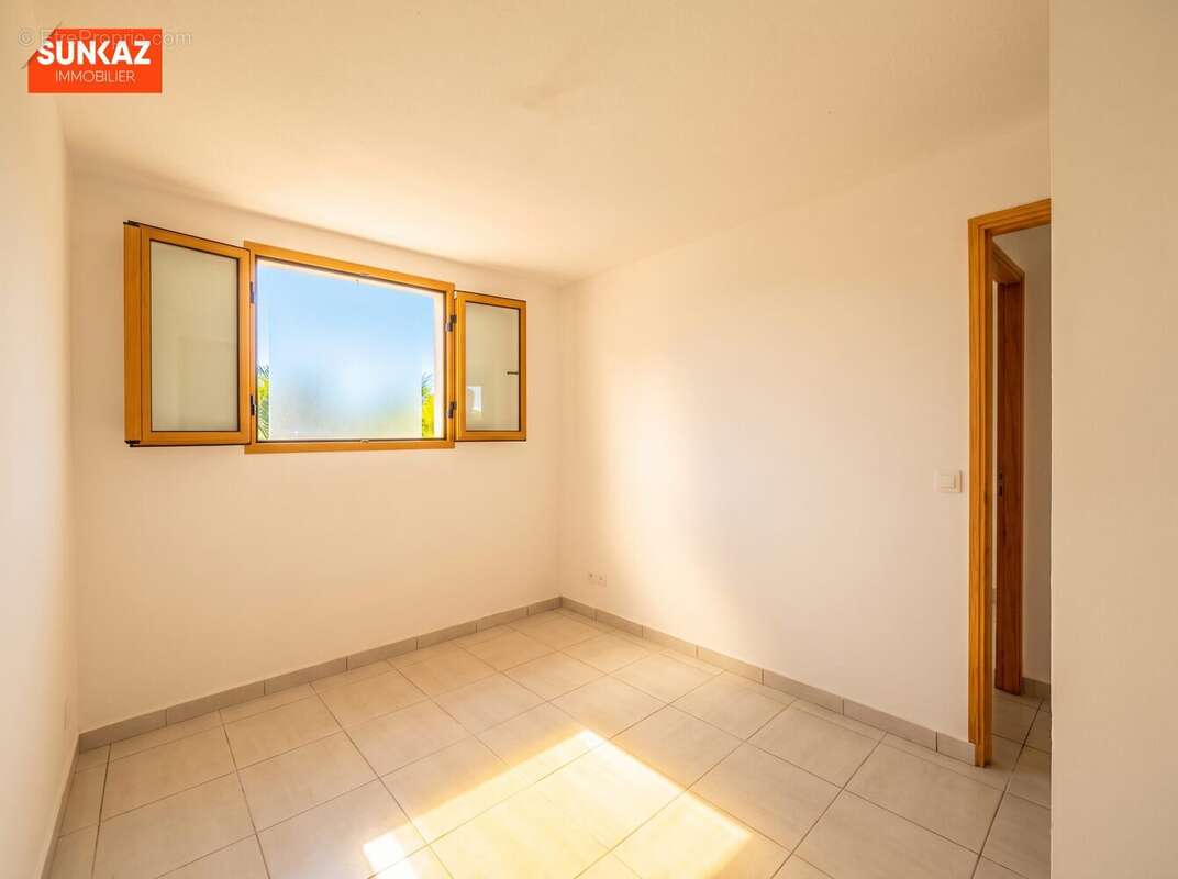 Maison 84 m² à Saint-Louis  - photo 7