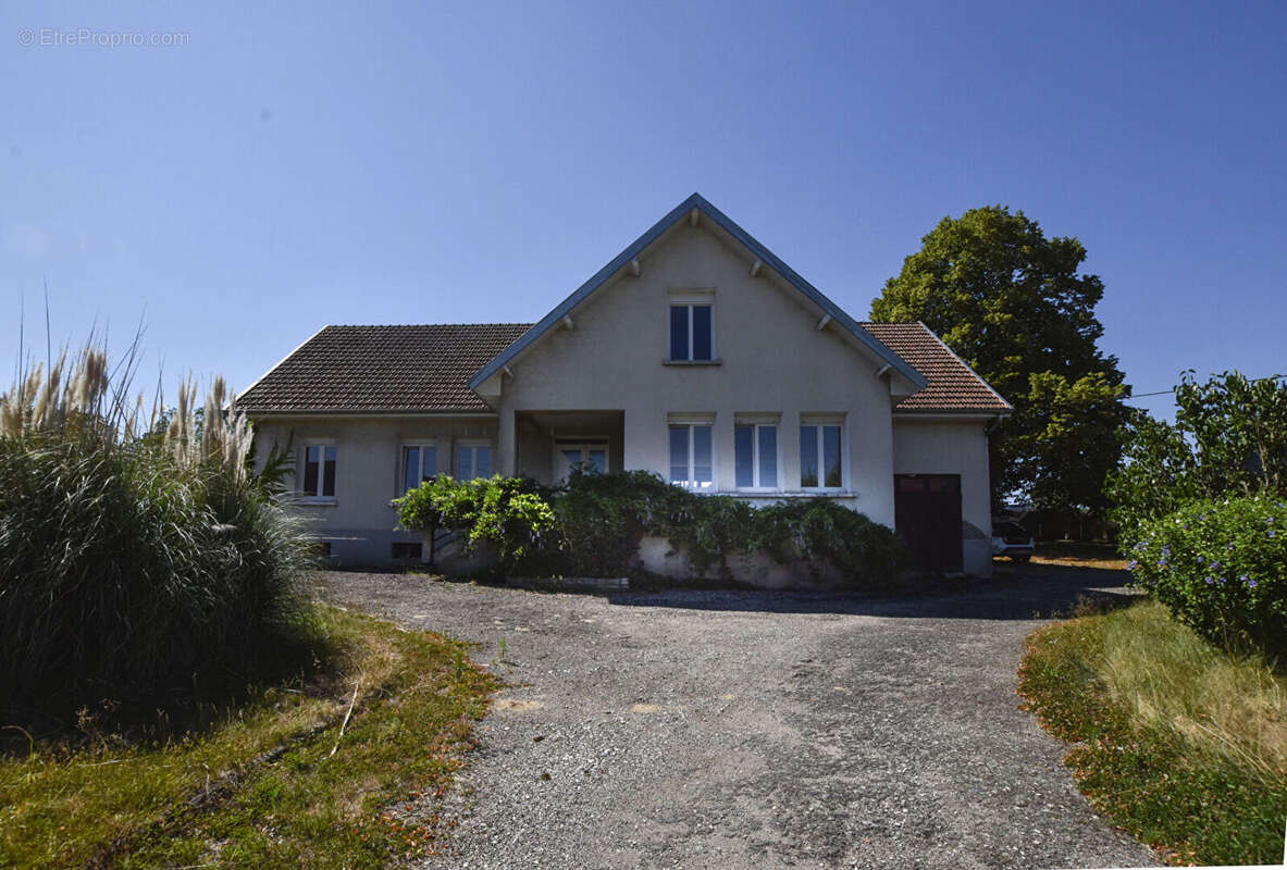 Devecey : Grande maison 248 m² sur 2016 m² de terrain avec dépendances - photo 2