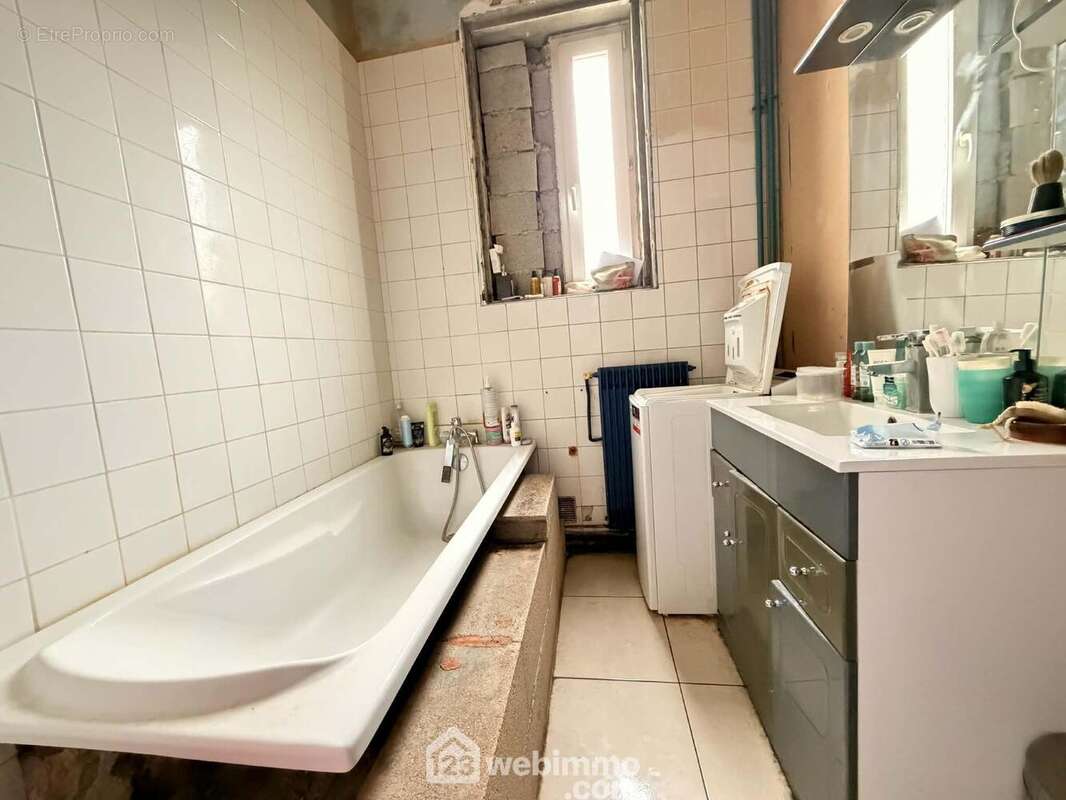 La salle de bains avec vasque sur meuble et une baignoire - Maison à AULNOIS-SOUS-LAON