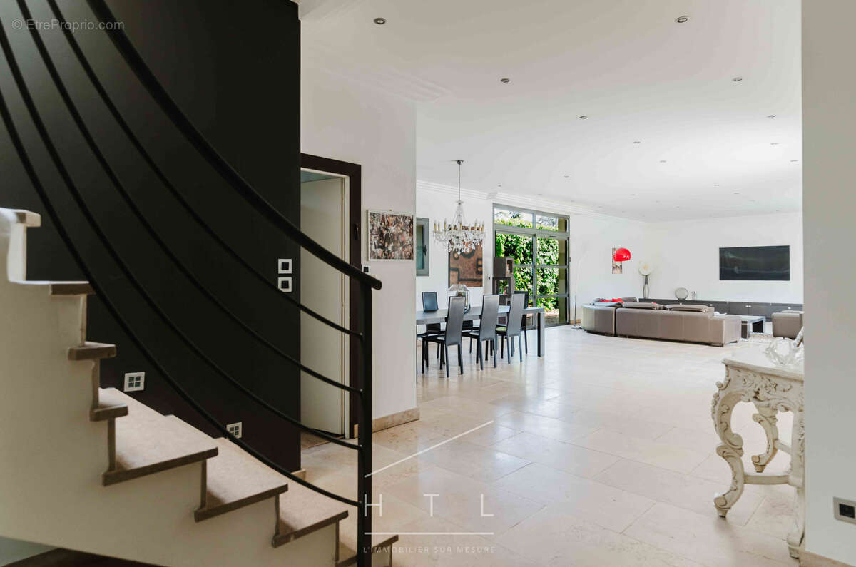 Maison contemporaine de 420 m2 avec piscine à Écully - photo 5