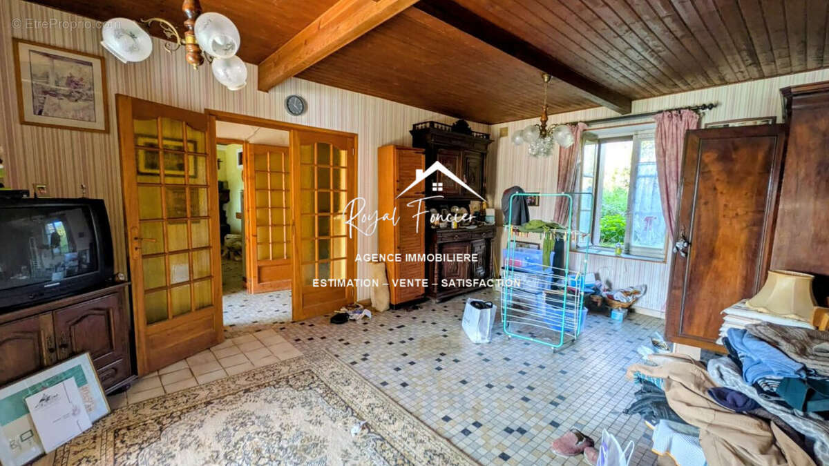 Séjour - Maison à SAINT-GENEST-D'AMBIERE