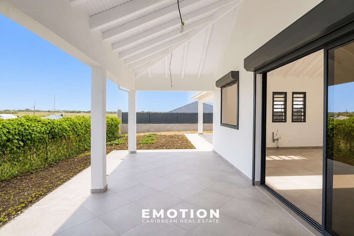 Villa contemporaine neuve T4   120 m2 habitables   Saint-François - photo 9
