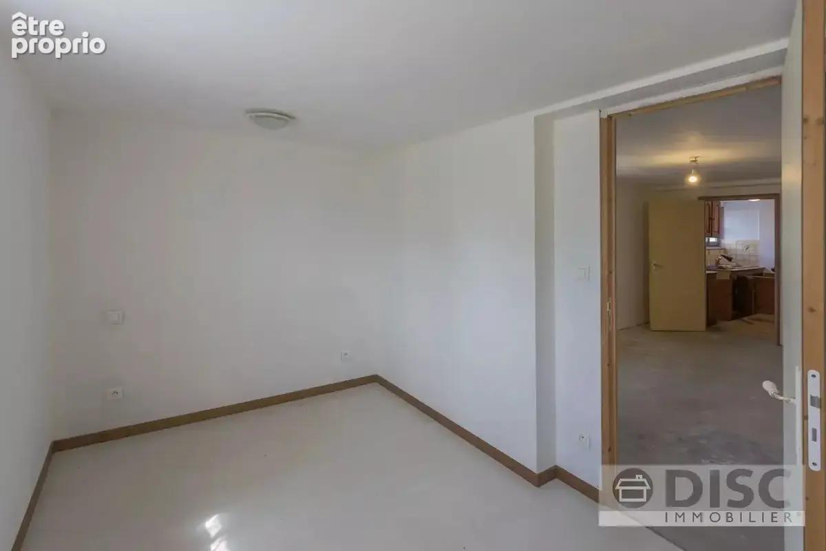 Vaste propriété de plus de 500 m² avec jardin clos et nombreuses possibilités. - photo 20