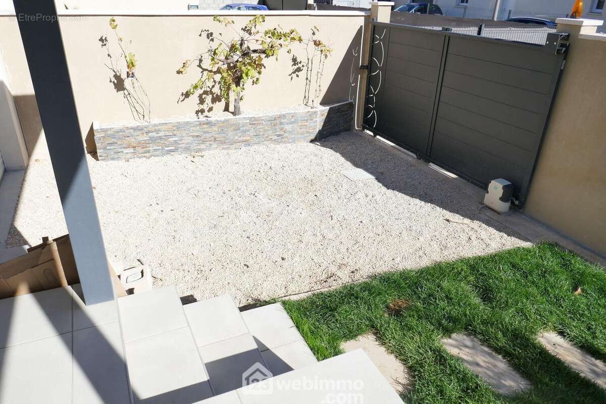 Le portail automatique d&#039;entrée vers le garage - Maison à ARLES