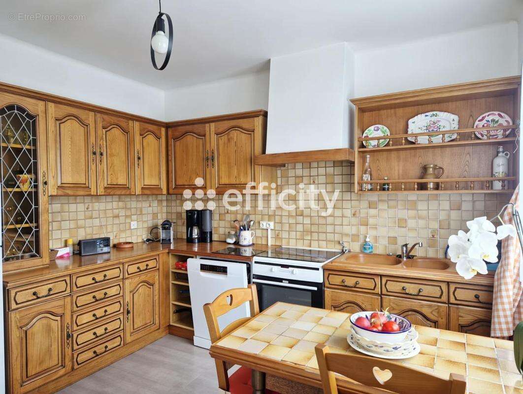 Maison à CHATEAUNEUF-DU-FAOU