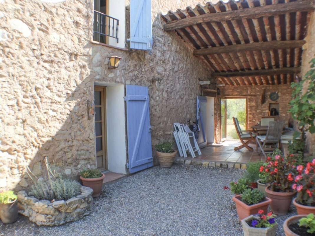 Maison à ENTRECASTEAUX