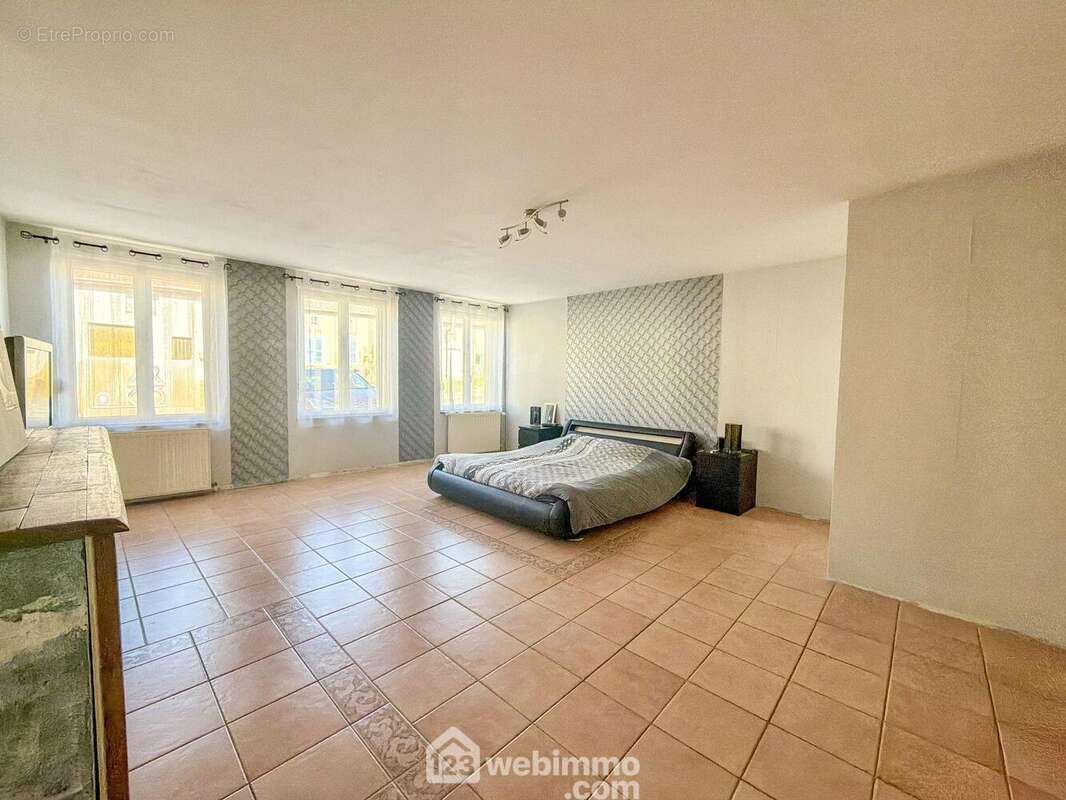 Chambre rez-de-chaussée - Maison à AMBLY-SUR-MEUSE