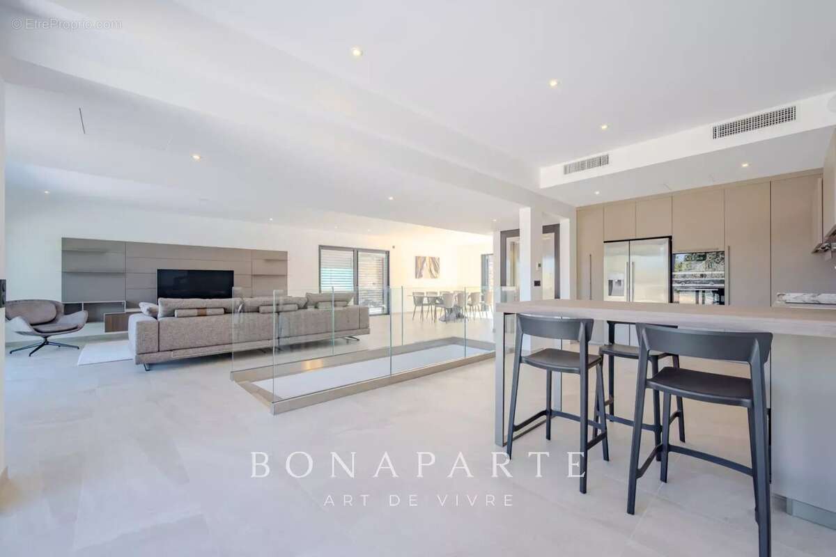 SAINT-TROPEZ - GASSIN [VILLE] – Exclusivité : Superbe villa-appartement en duplex avec vue mer exceptionnelle - photo 23