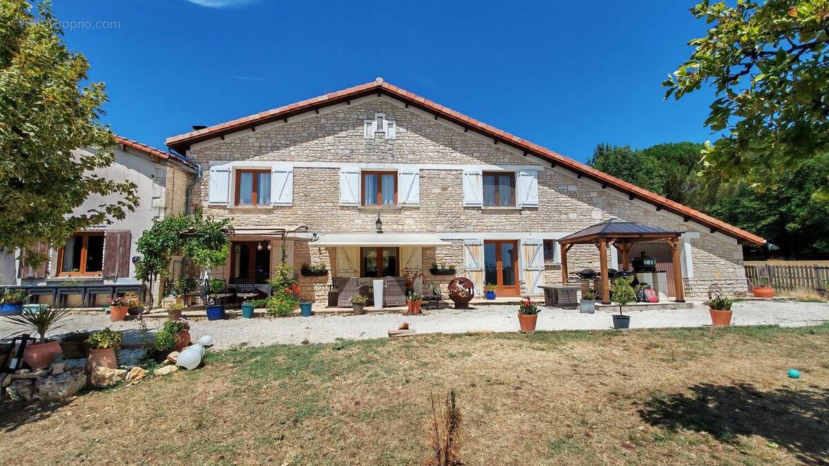 Belle maison de caractère avec vue spectaculaire, piscine et plus d’un hectare de terrain, entre Ruffec et Mansle - photo 3