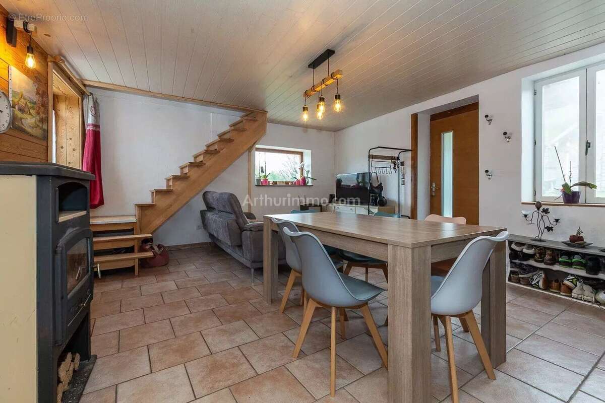 Maison à SAINT-VICTOR-DE-MORESTEL