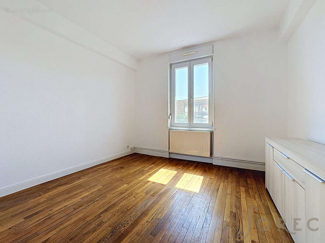 Appartement F4 de caractère avec balcon à proximité immédiate de la Gare - photo 2