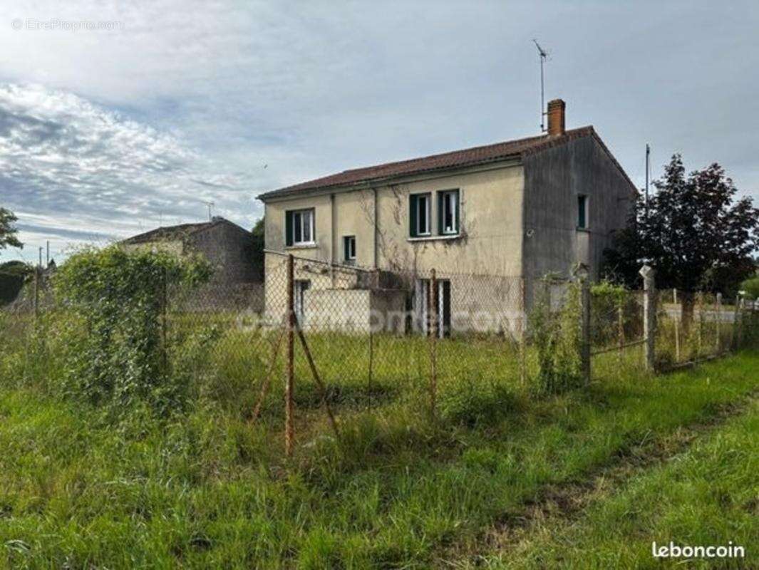 Maison 8 pièces à rénover de 200 m² avec permis accepté pour création de 2 logements – Moulidars (16290) - photo 3