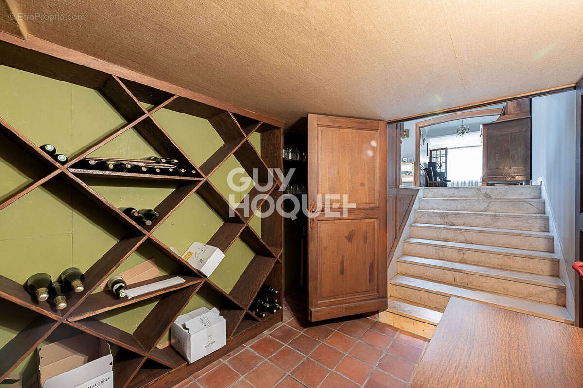 Maison 11 pièces - 380 m² habitable proche commerces et écoles. - photo 10