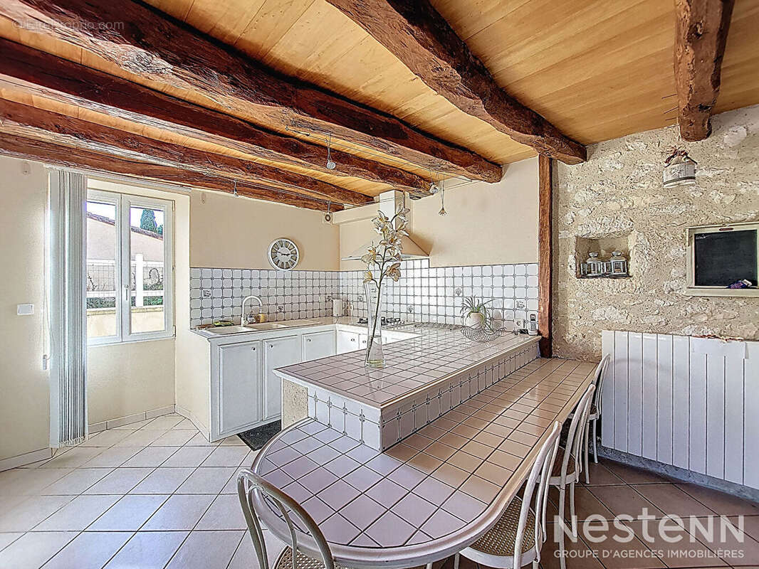 A Vendre Maison en pierre rénovée de 175 m² avec jardin et garage dans un hameau de Condom - photo 10