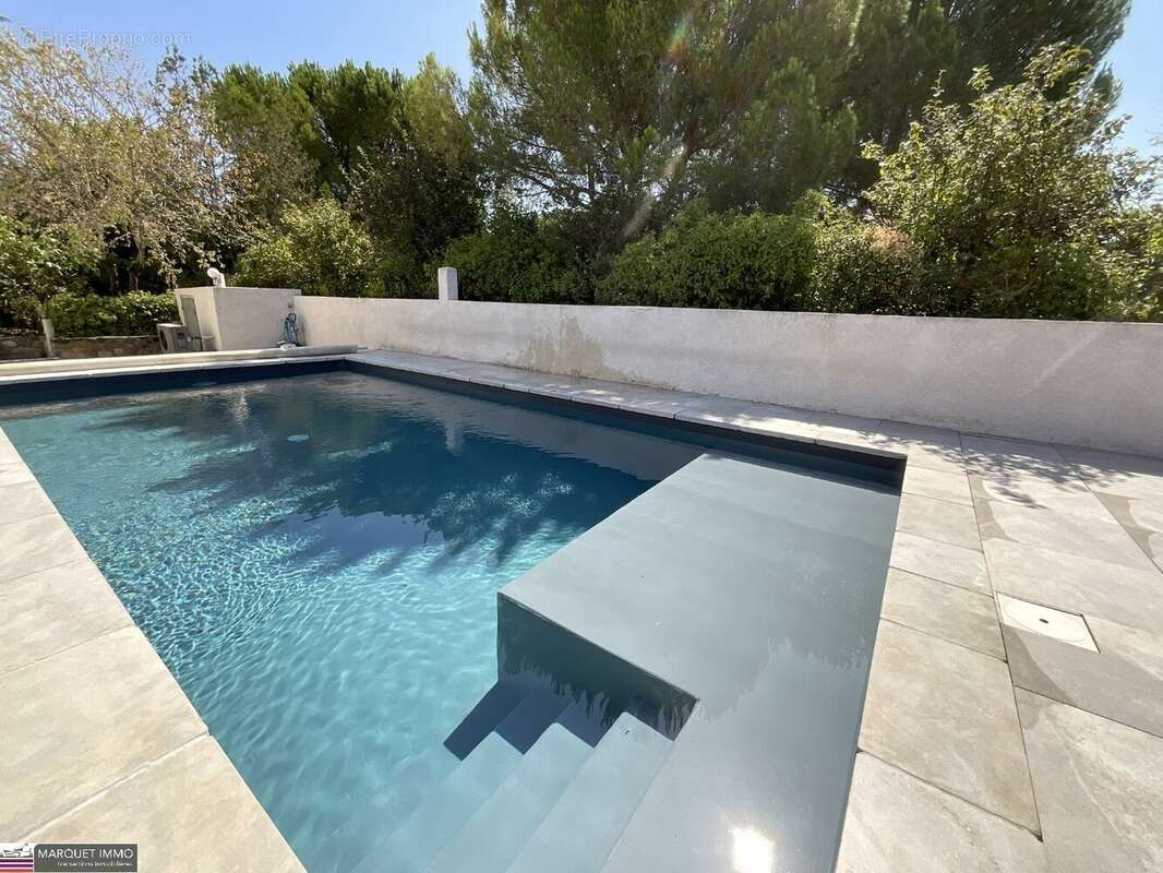 Beau potententiel !!! Pour cette lumineuse villa T4 offrant 92 m² + véranda de 37 m² + apt T2 de 50 m²  4 faces sur 1 069 m² ave - photo 2