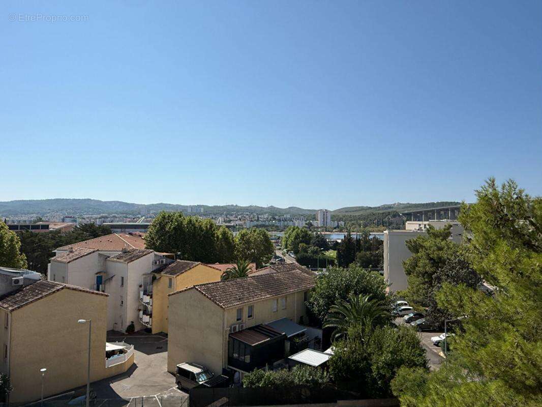 Très beau T2 avec ascenseur, balcon et vue sur le canal - photo 5