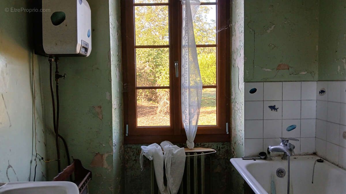 Maison à MONTMOREAU-SAINT-CYBARD