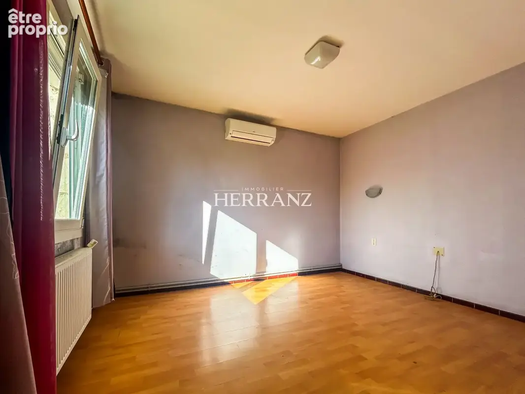Maison à rénover avec jardin et dépendance. - photo 2