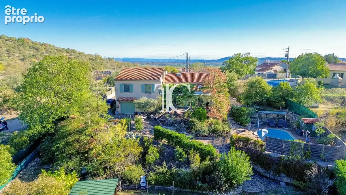 Propriété avec boxes, terrain clôturé et piscine sur 5 600 m² - photo 4