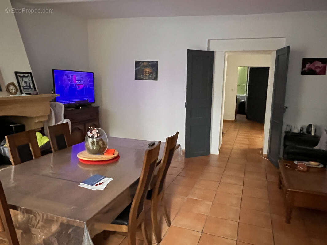 Immeuble de rapport à BEZOUCE, situé à 10 km à l'est de Nîmes, en plein centre du village. - photo 8