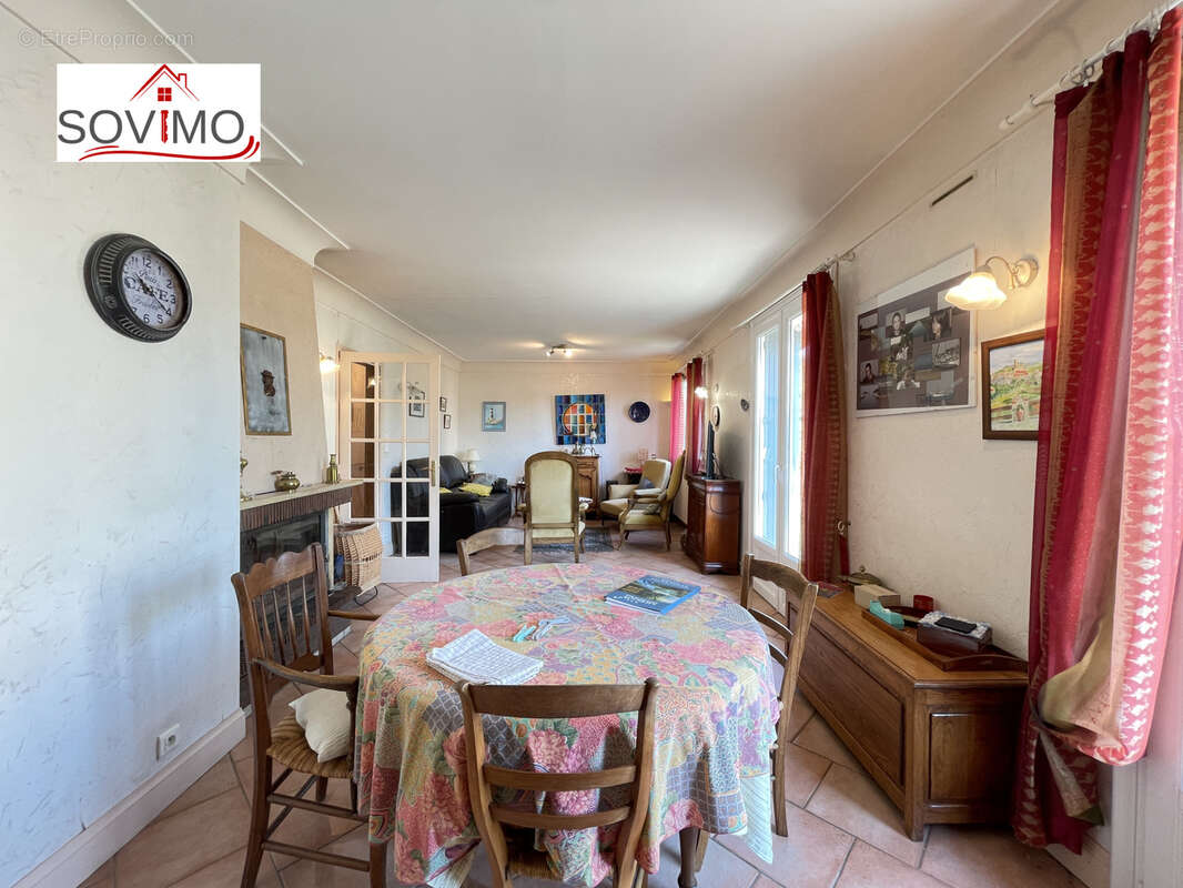 Rare en centre ville, maison familliale avec vue, dépendances et terrain clos de 817 m2. - photo 8