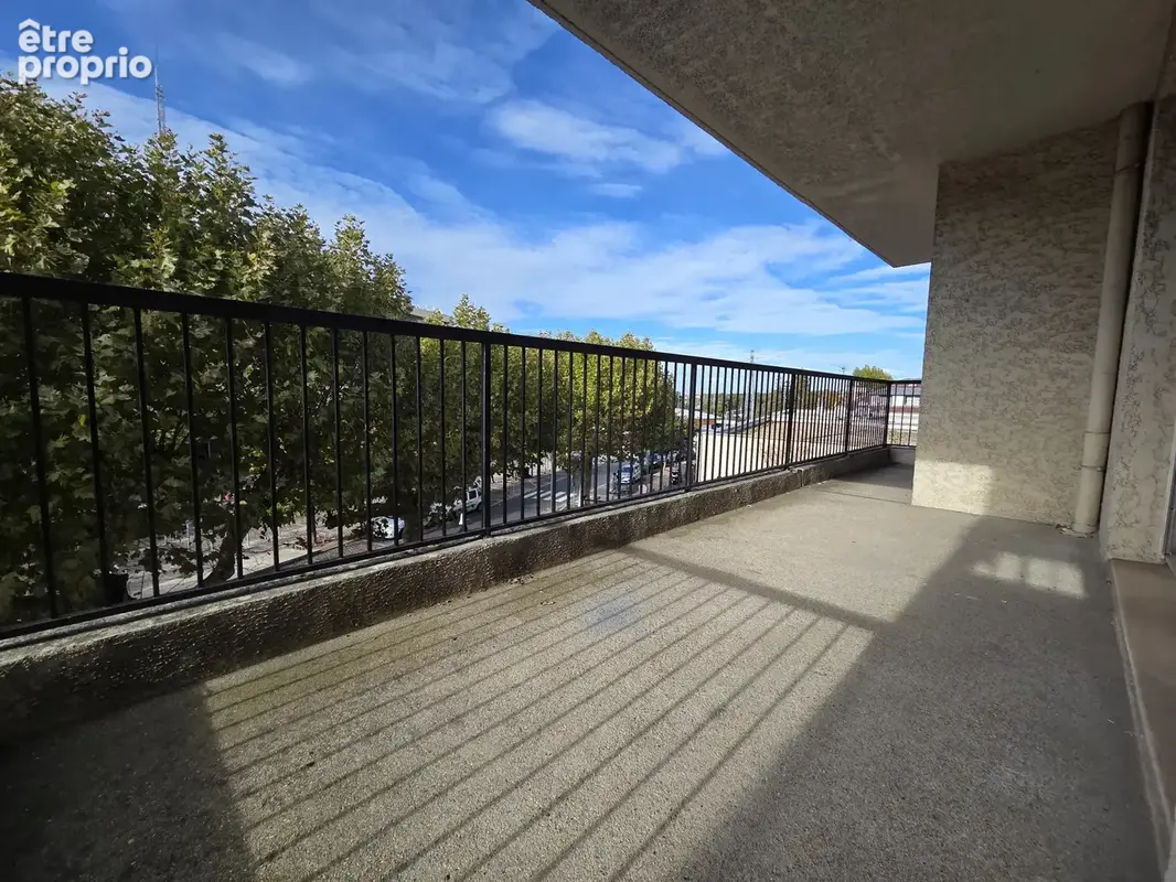 2 pieces avec terrasse - parking en sous-sol et cave - face rer a - commerces - photo 5