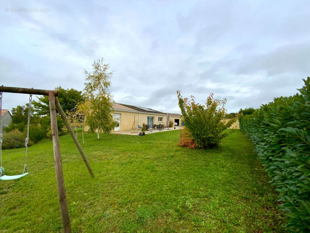 Maison à BARBEZIEUX-SAINT-HILAIRE