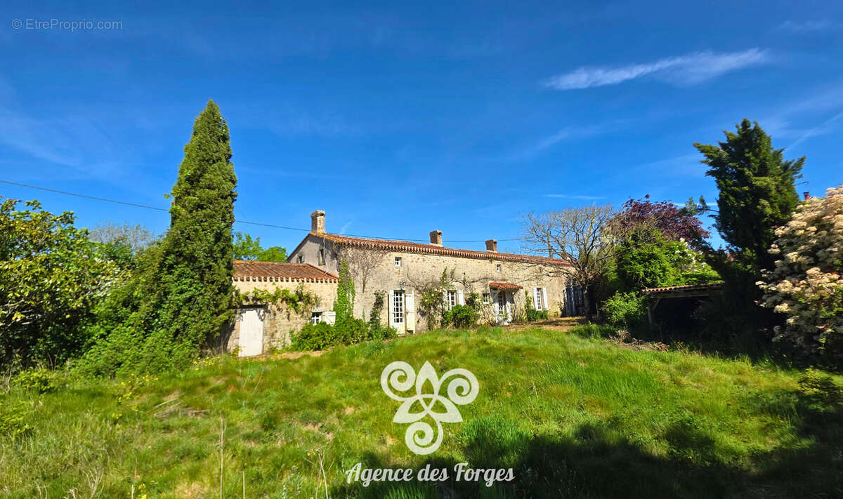 Maison à SAINT-MACAIRE-EN-MAUGES