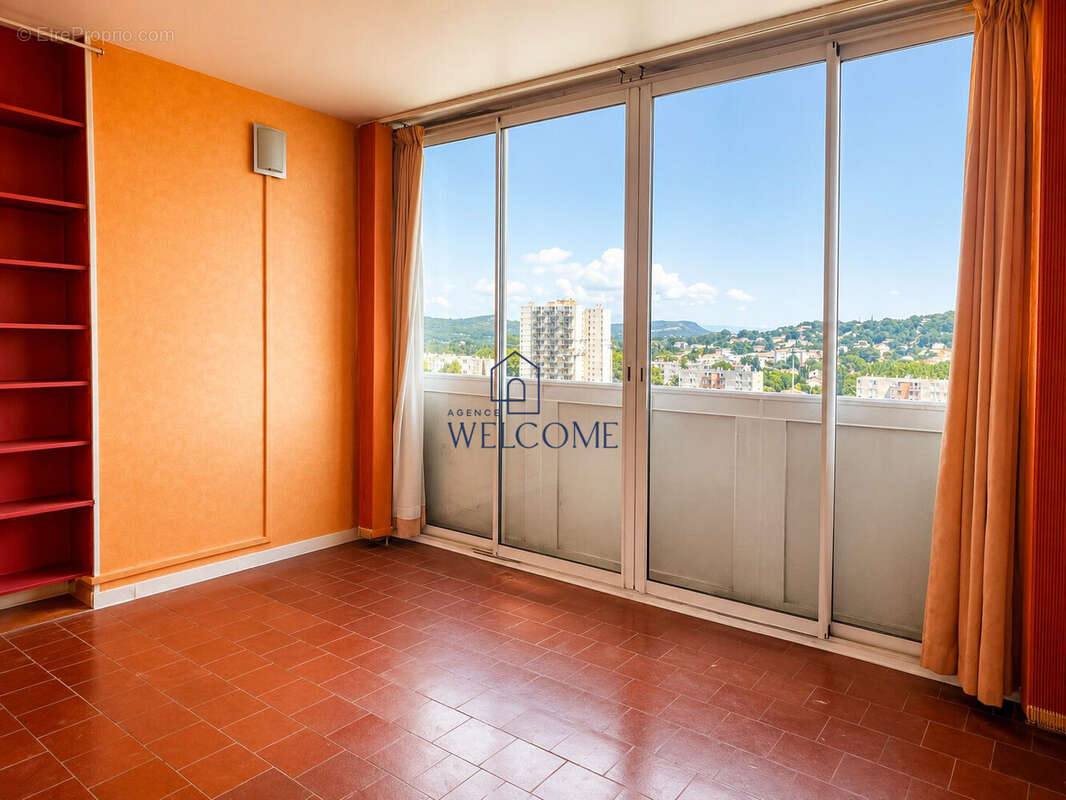 Appartement à BAGNOLS-SUR-CEZE