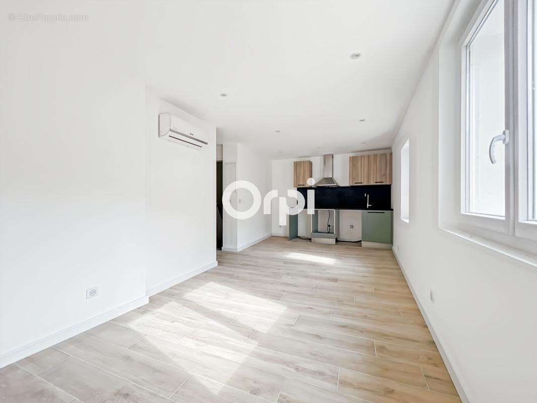 Appartement à CEYRESTE