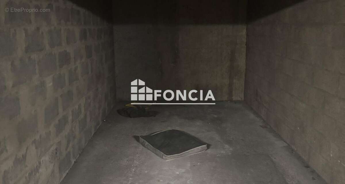 Parking à PARIS-18E