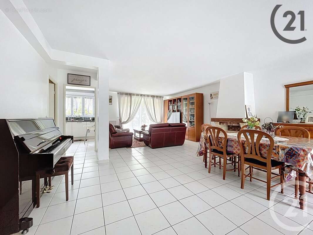 Maison à SAVIGNY-LE-TEMPLE