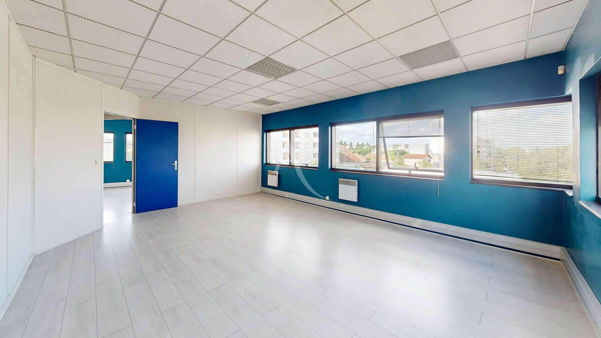 Local commercial CHILLY-MAZARIN 95.03 m² - photo 5