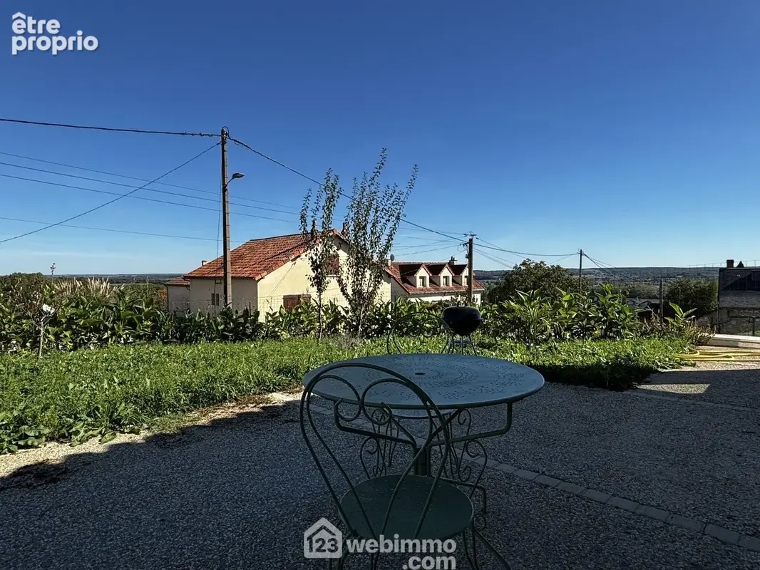 Avec accès à la terrasse en béton désactivé,