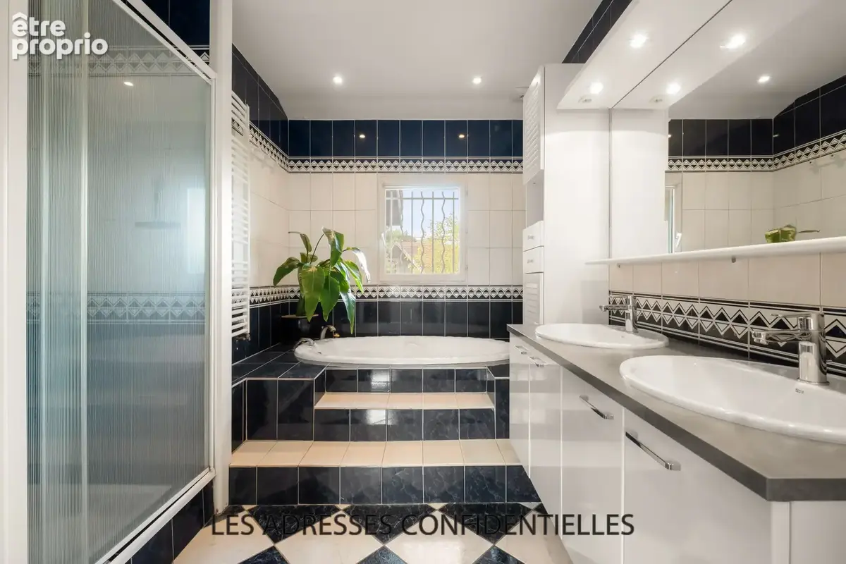 Champagne Au Mont D'or - Maison familiale - 226.50 m2 - sur grand parc arboré - photo 12