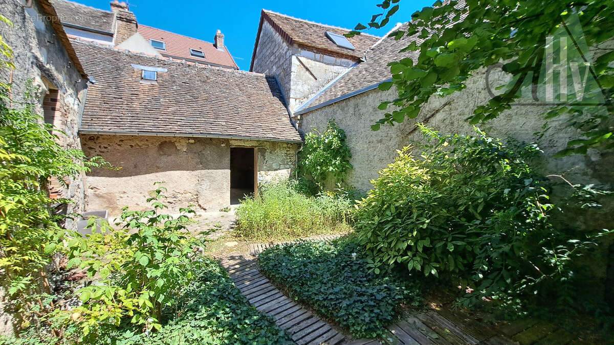 Pont sur Yonne (89) - Maison de 85 m2 avec 3 chambres, petit jardin et belle grange. - photo 2