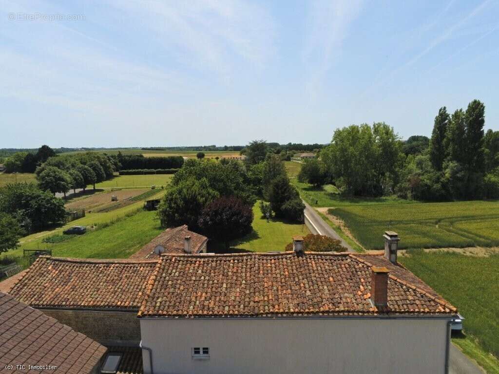 Maison à AIGRE