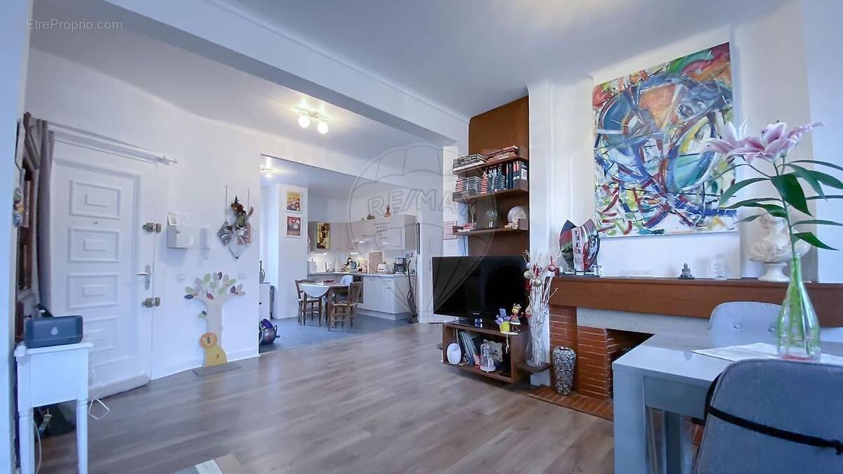 Appartement à ETREMBIERES