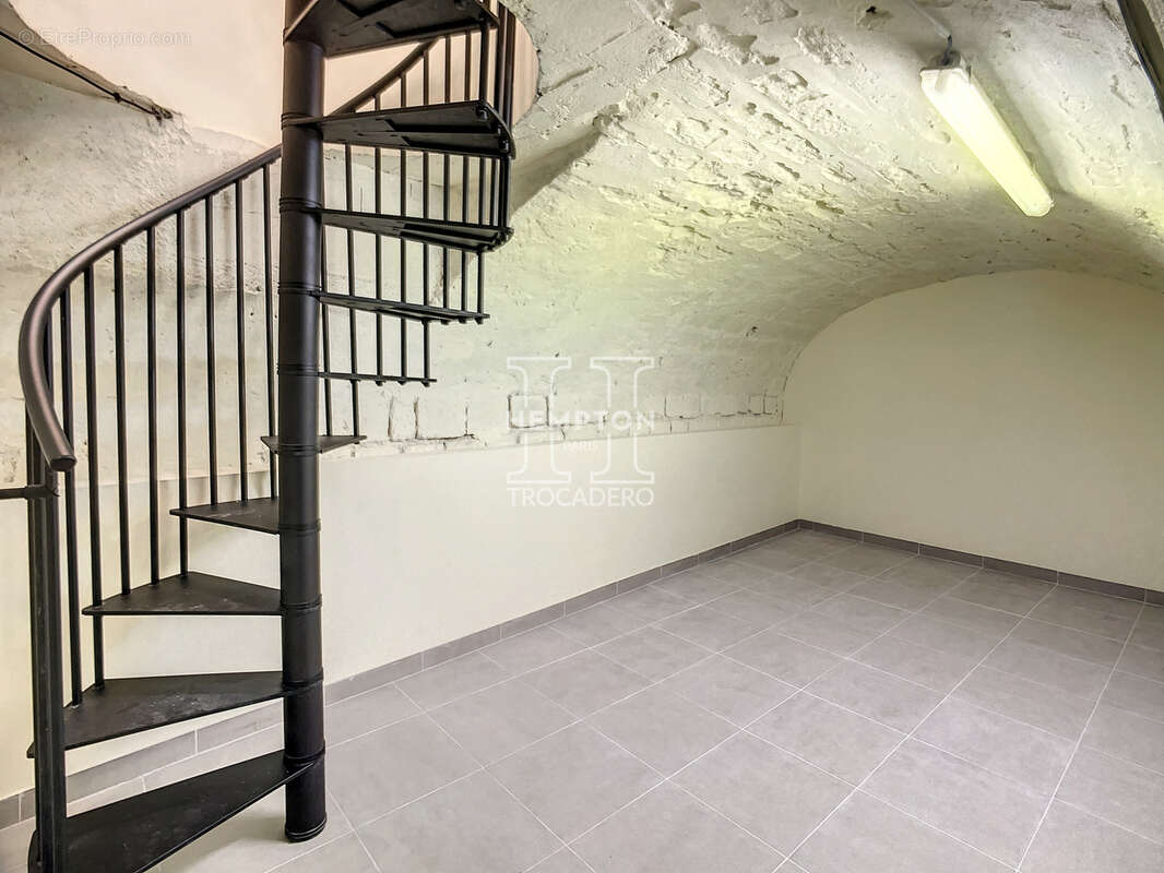 Commerce à PARIS-8E