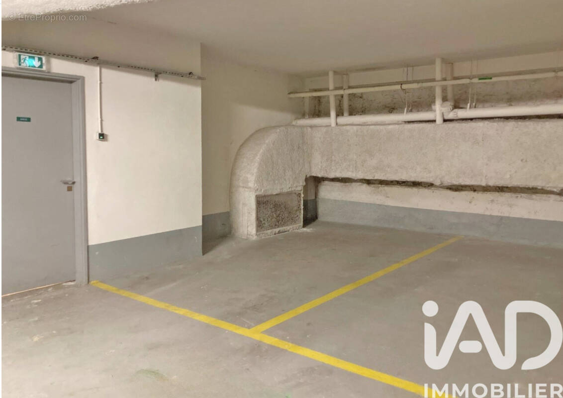 Photo 1 - Parking à PARIS-1E