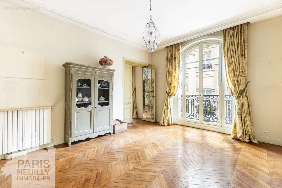 Appartement à PARIS-16E