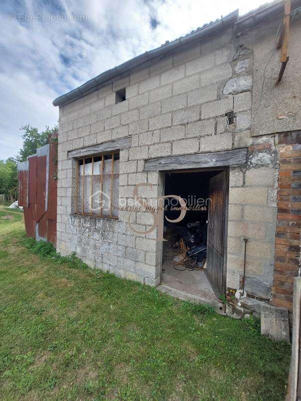 Grange, dépendances à fort potentiel, proche axes A6/A5 environ150 m² et jardin de loisirs - photo 10