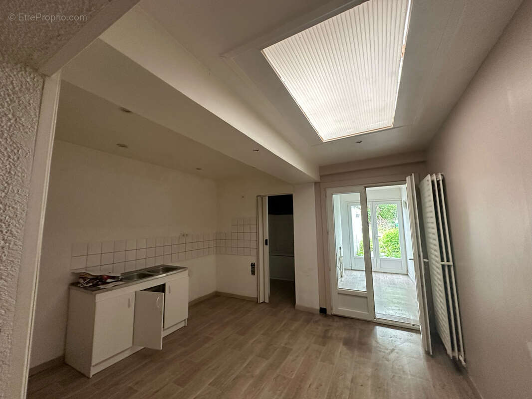 Maison à QUIEVRECHAIN