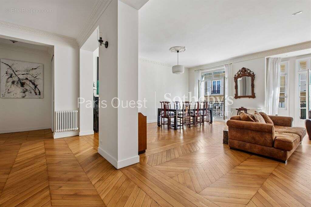 Appartement à PARIS-16E
