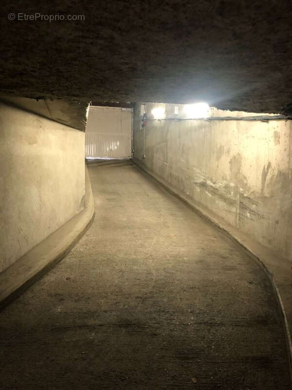 Parking à PARIS-10E