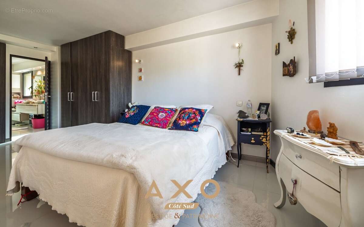 Lambesc - maison - 250m² - 3 chambres - piscine - 750 000  - photo 15