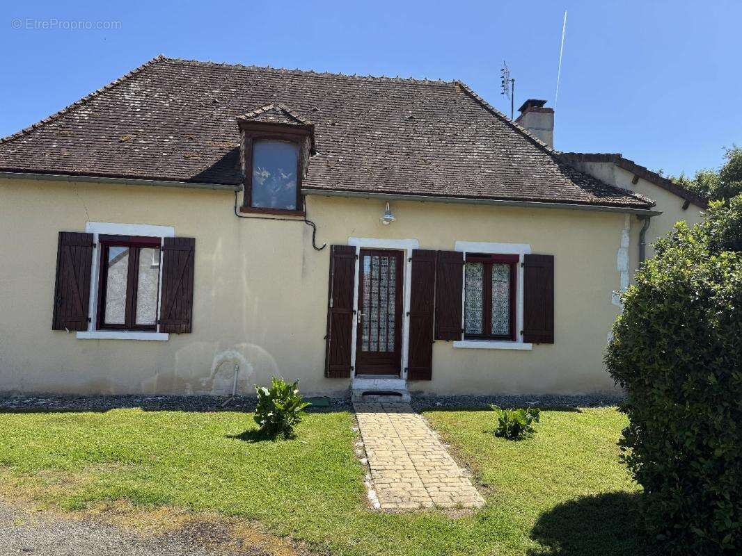 Maison à SAINT-HILAIRE-SUR-BENAIZE