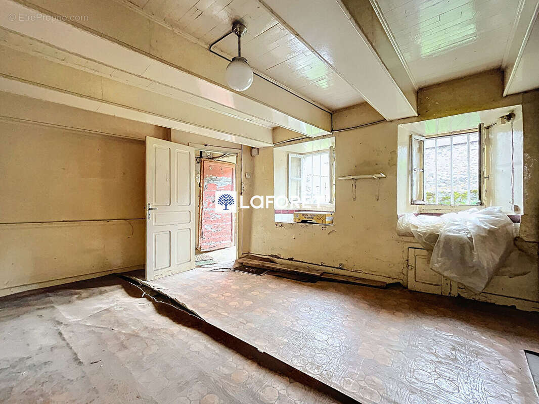 Maison à SAINTE-GENEVIEVE-SUR-ARGENCE